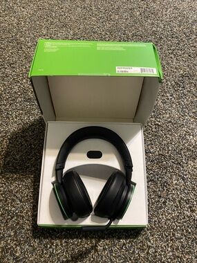 Xbox Wireless Headset - Black with Green Accent